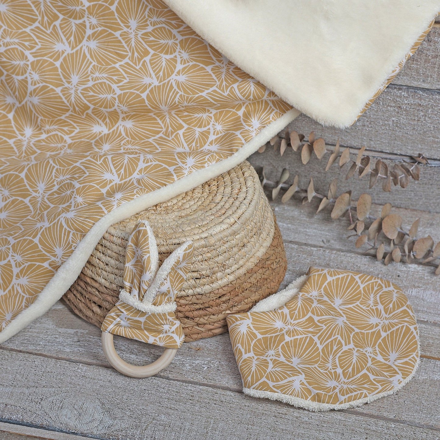 MORDEDOR DE OREJAS DE TELA ·HOJAS MOSTAZA· - Happy Moments Baby