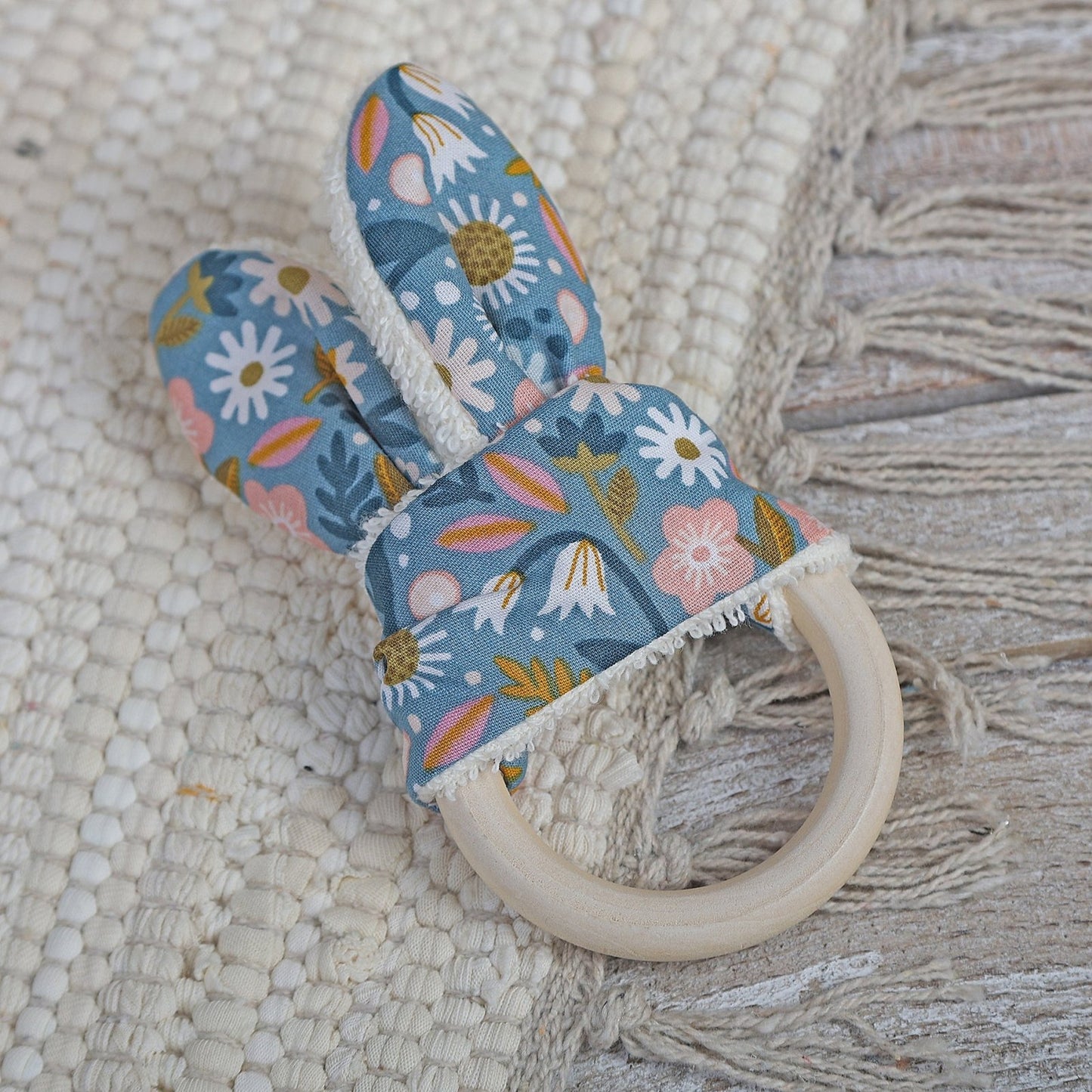 MORDEDOR DE OREJAS DE TELA ·PRIMAVERA· - Happy Moments Baby