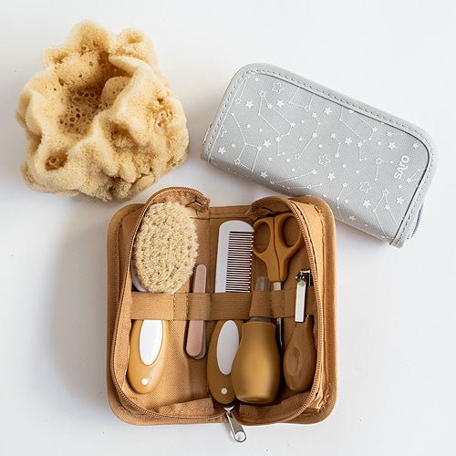 NECESER ASEO PARA BEBÉ SARO ·GRIS· - Happy Moments Baby