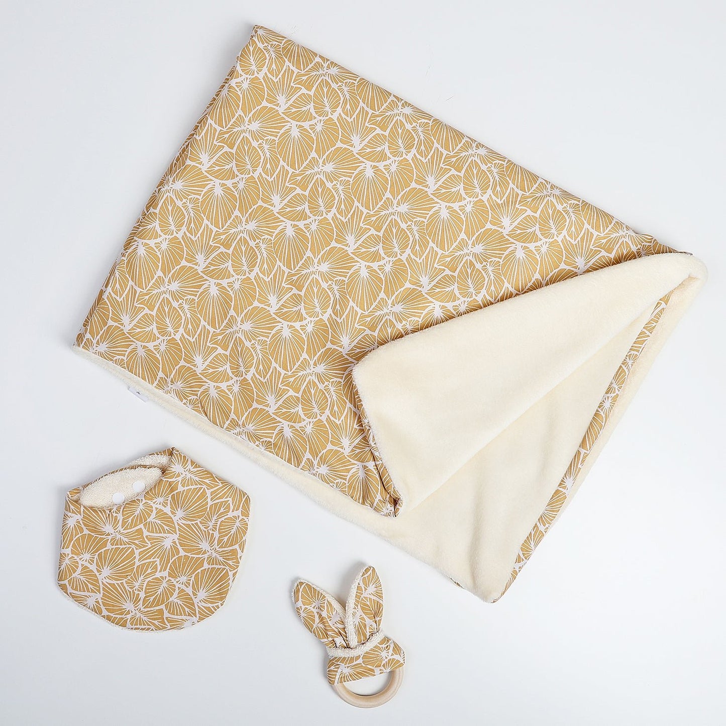 PACK NEWBORN: BANDANA MORDEDOR Y MANTA ·HOJAS MOSTAZA· - Happy Moments Baby