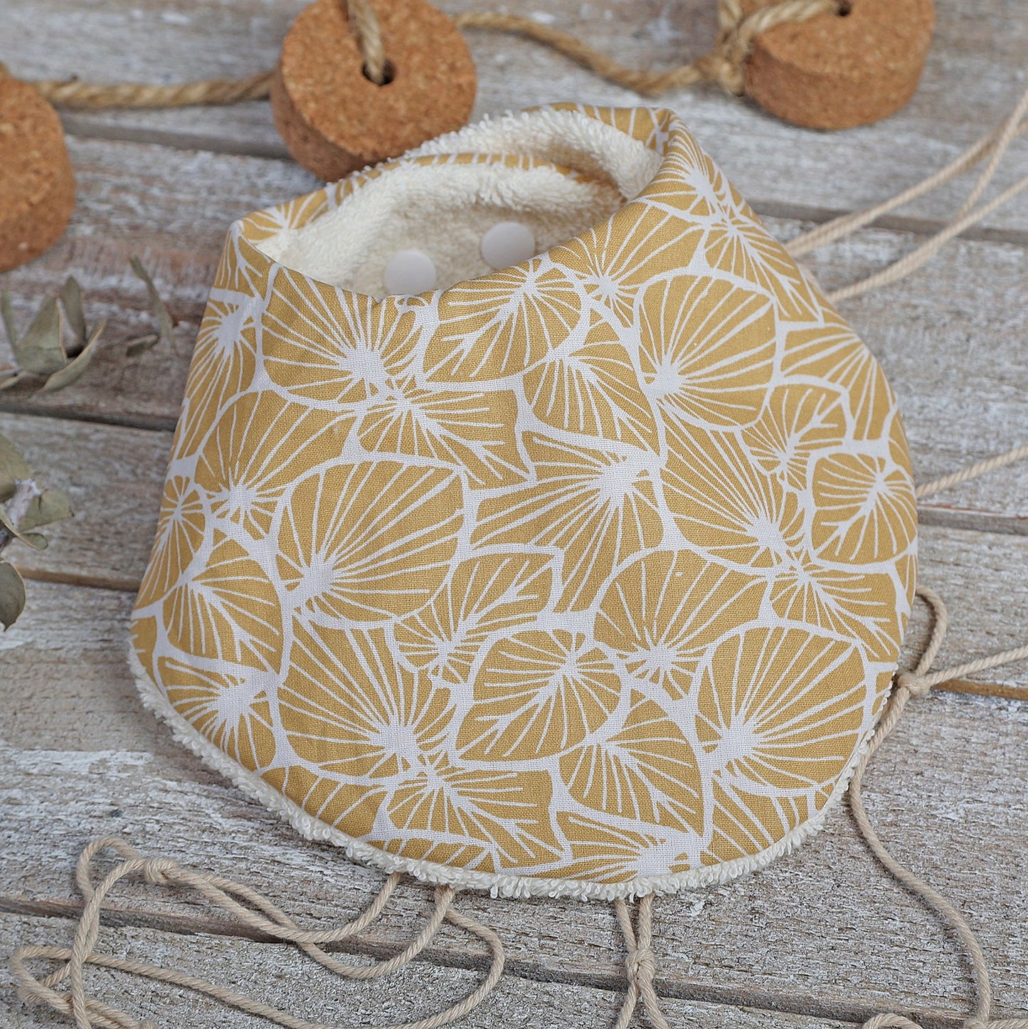 PACK NEWBORN: BANDANA MORDEDOR Y MANTA ·HOJAS MOSTAZA· - Happy Moments Baby