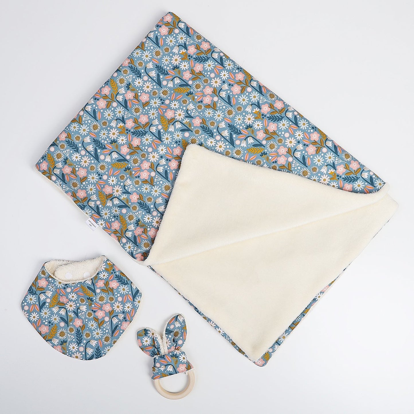 PACK NEWBORN: BANDANA MORDEDOR Y MANTA ·PRIMAVERA· - Happy Moments Baby
