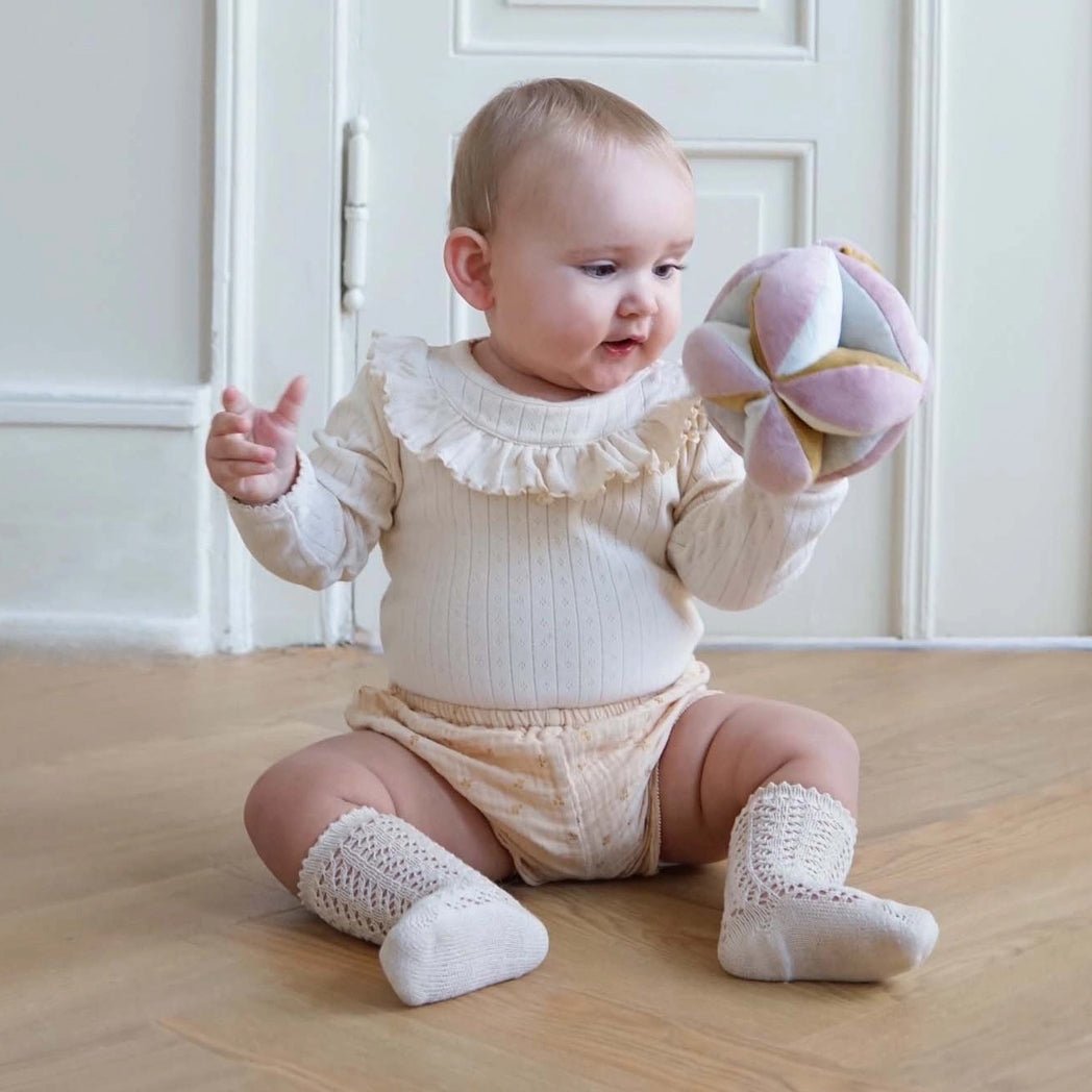 PELOTA MONTESSORI · MOSTAZA · - Happy Moments Baby