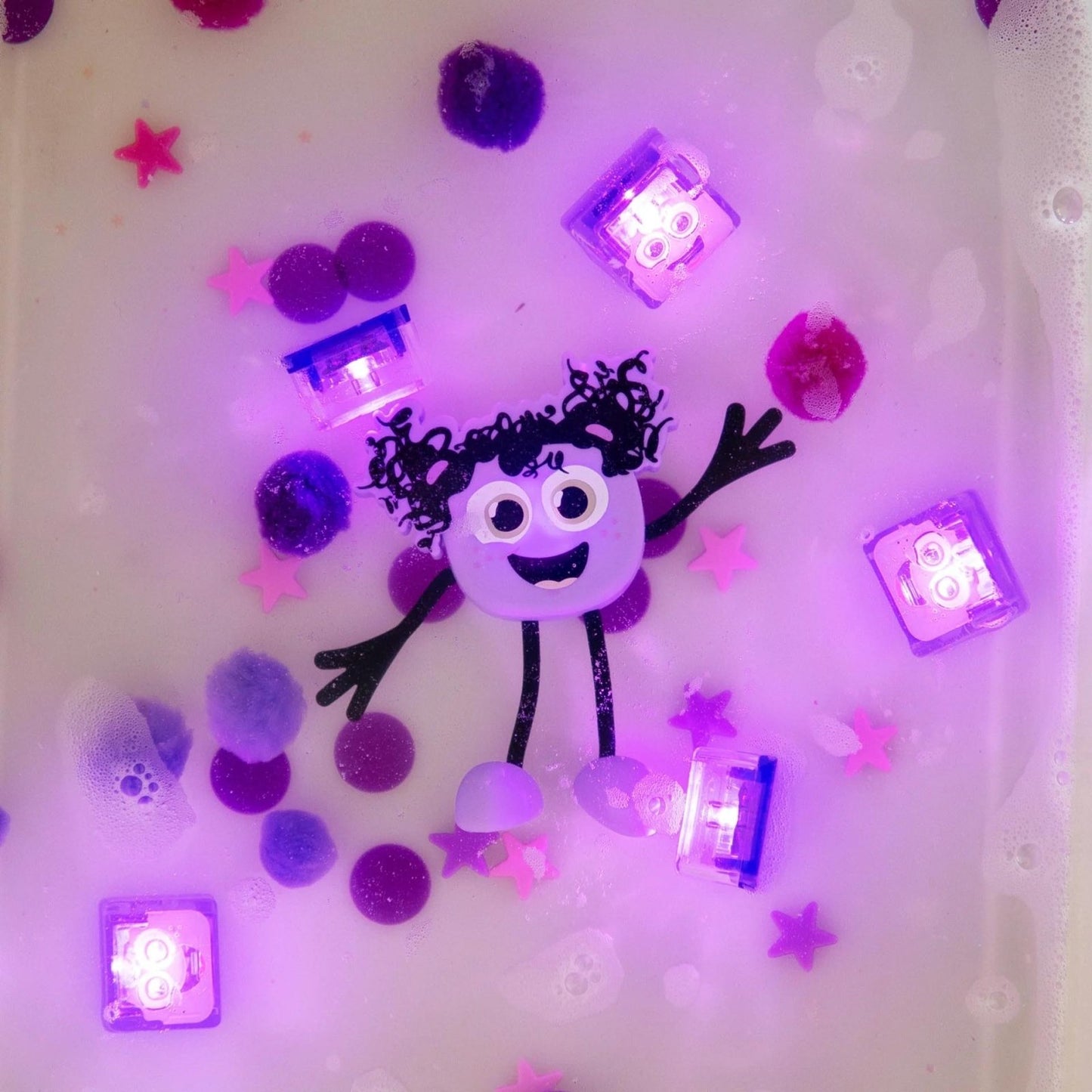 PERSONAJE Y 2 CUBOS DE LUZ PARA EL BAÑO GLOPALS ·LUMI LILA· - Happy Moments Baby