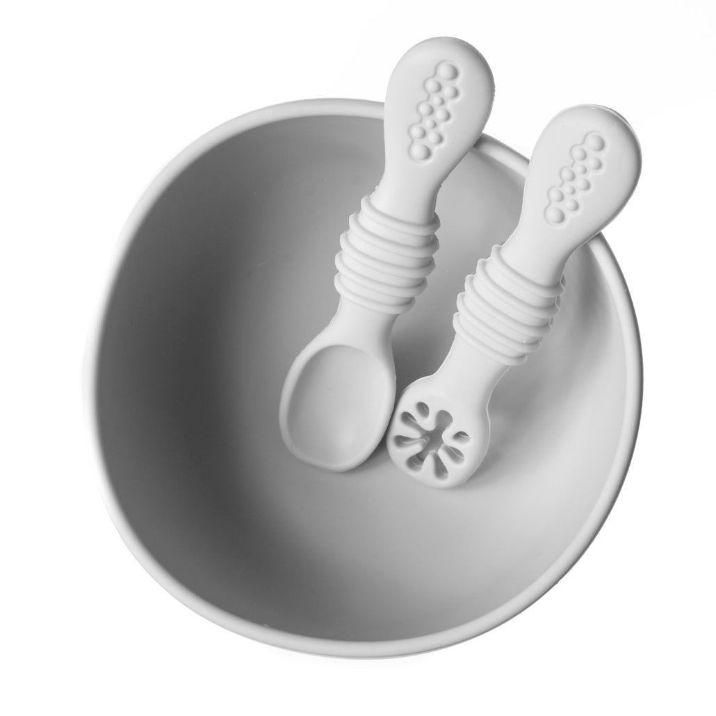 SET DE BOL CON VENTOSA + 2 CUCHARAS DE APRENDIZAJE ·GRIS· - Happy Moments Baby