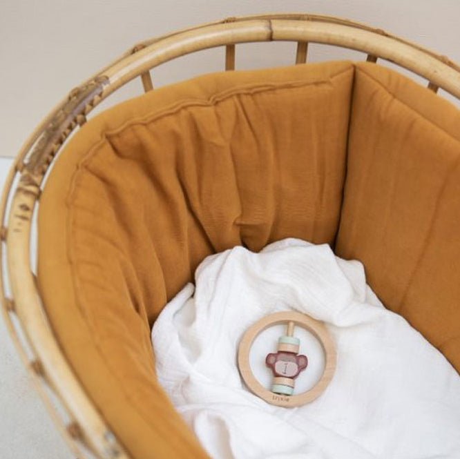 SONAJERO REDONDO MADERA TRIXIE ·MONO· - Happy Moments Baby