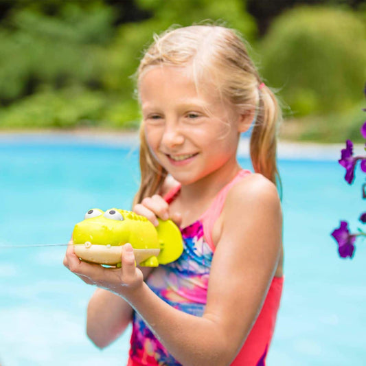 SPLISHIN SPLASH 2 PISTOLAS DE AGUA LANZACHORROS ·TIBURÓN Y COCODRILO· - Happy Moments Baby