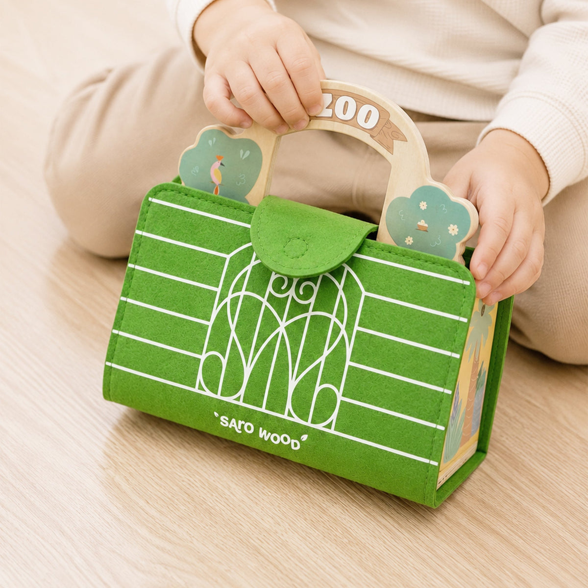 casita maletín de madera y fieltro Saro HAPPY ZOO: maletín cerrado con asa