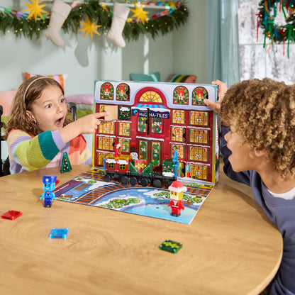 Niños abriendo el calendario de Adviento MAGNA-TILES microMAGS