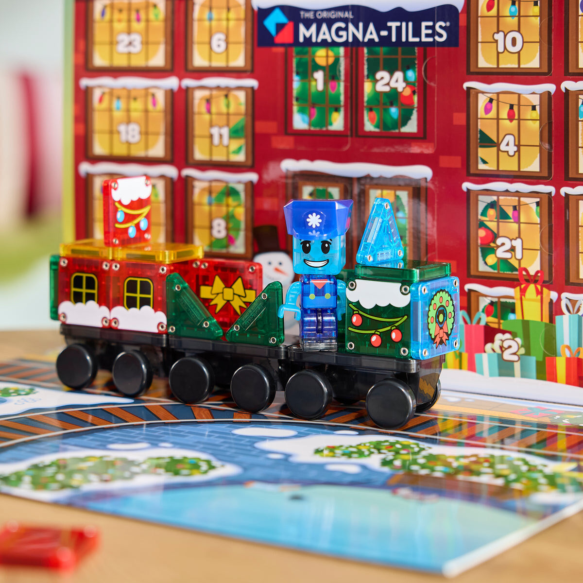 Tren microMAGS delante del calendario de Adviento abierto