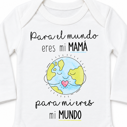BODY BEBÉ ·MAMÁ ERES MI MUNDO – DÍA DE LA MADRE· — encuadre cercano del estampado
