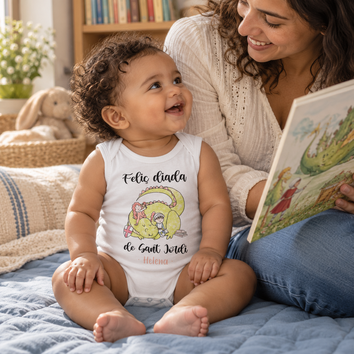 Bebé con body Feliç Diada de Sant Jordi de tirantes leyendo con su madre