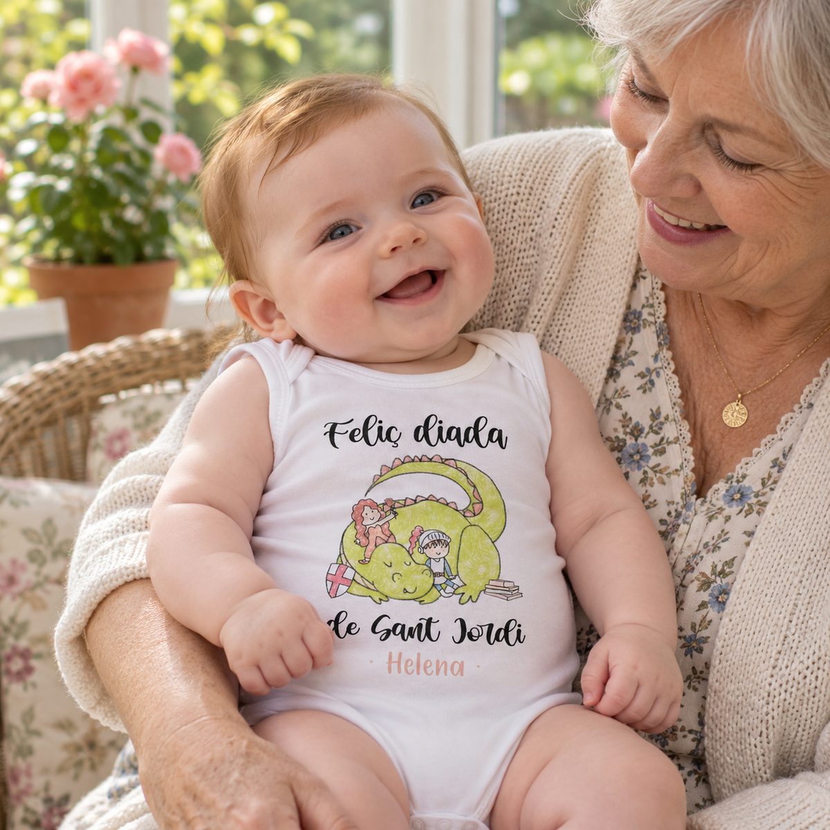Bebé en brazos de su abuela con body Feliç Diada de Sant Jordi y nombre Helena