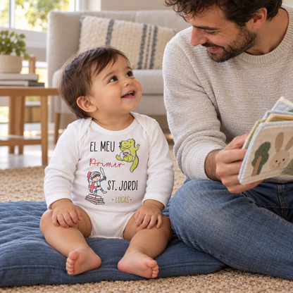 Bebé con body Primer Sant Jordi Cavaller y nombre Lucas leyendo con su padre