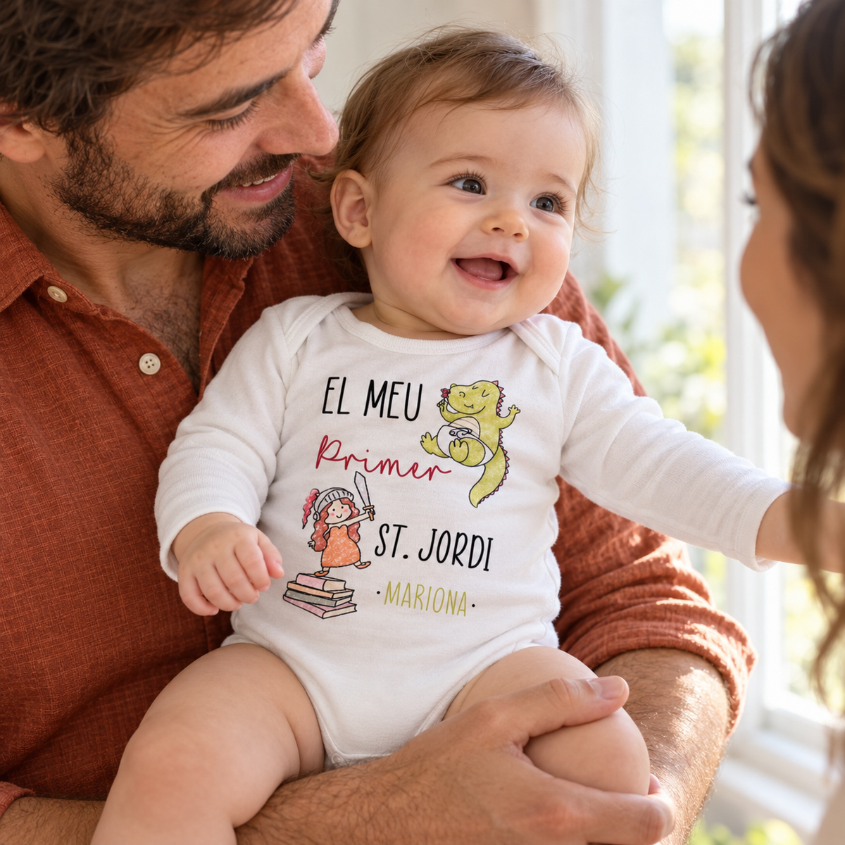 Bebé en brazos de su padre con body Primer Sant Jordi Princesa de manga larga
