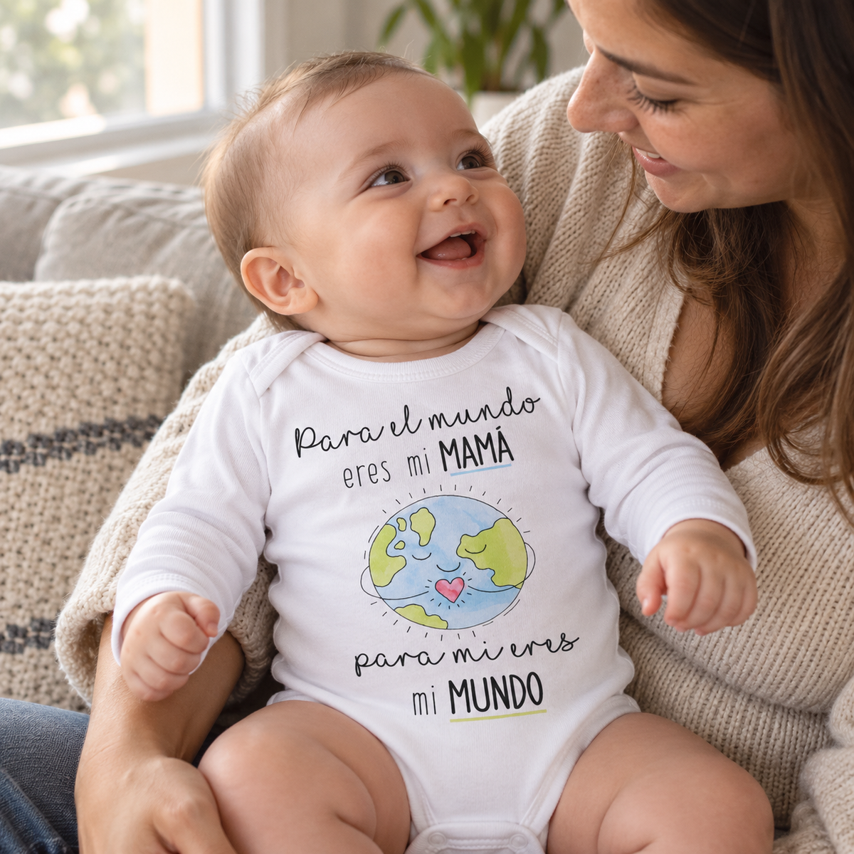 Bebé con el body Mamá Eres Mi Mundo en brazos de su madre