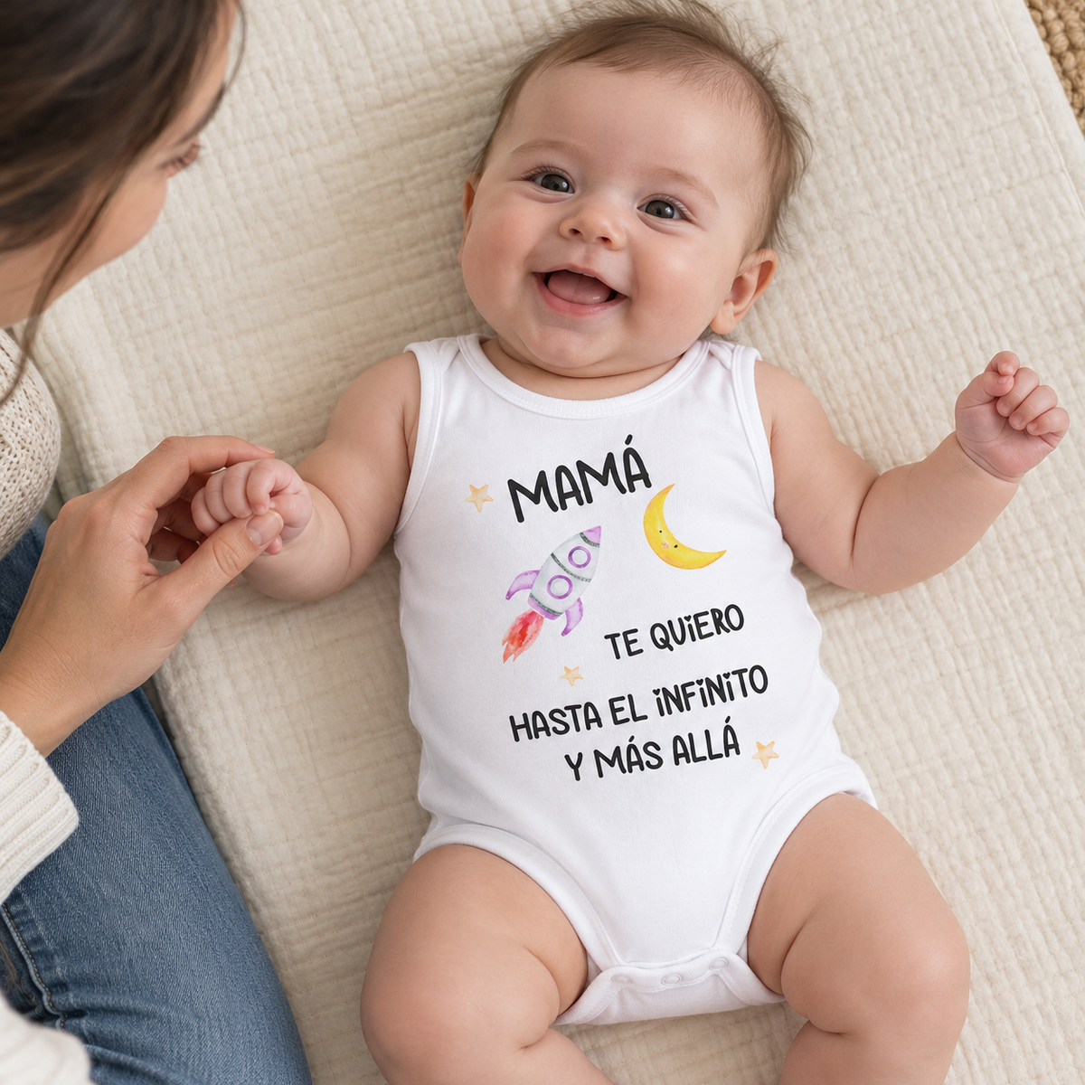 Bebé con el body Mamá Infinito sobre una manta junto a su madre