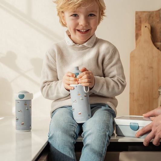 BOTELLA INFANTIL 400ML MEPAL ·SAILORS BAY· - Happy Moments Baby