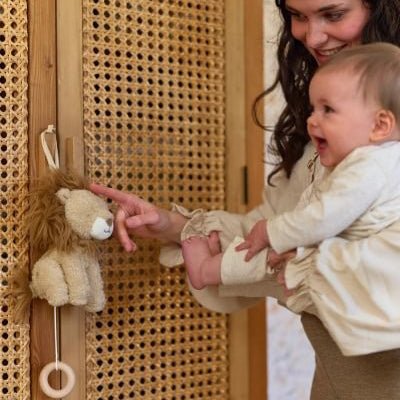 CAJA MUSICAL DE TELA LITTLE DUTCH ·LEÓN SAFARI FRIENDS· - Happy Moments Baby