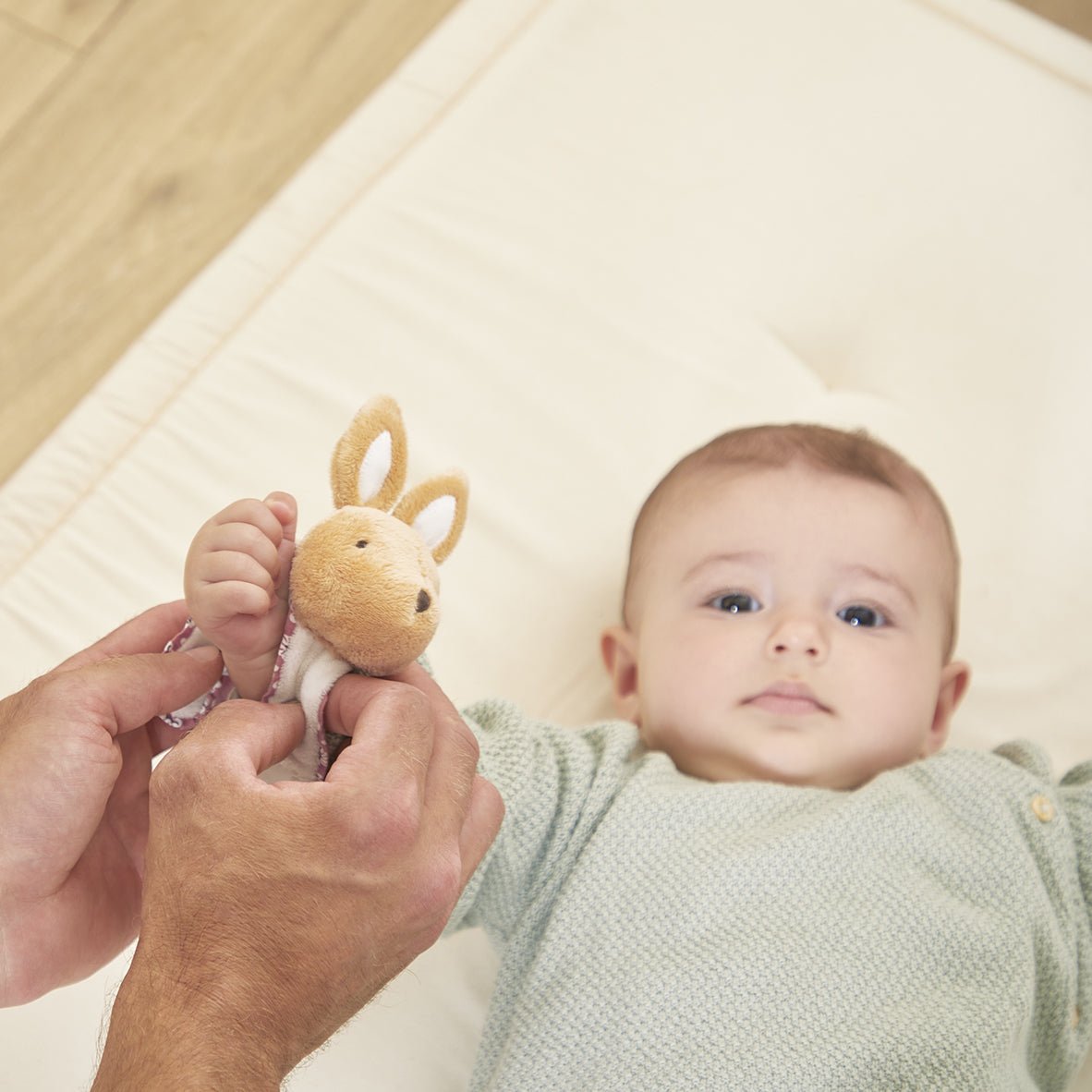 CAJA REGALO KALOO PATUCOS Y SONAJERO DE PULSERA ·CONEJO· - Happy Moments Baby