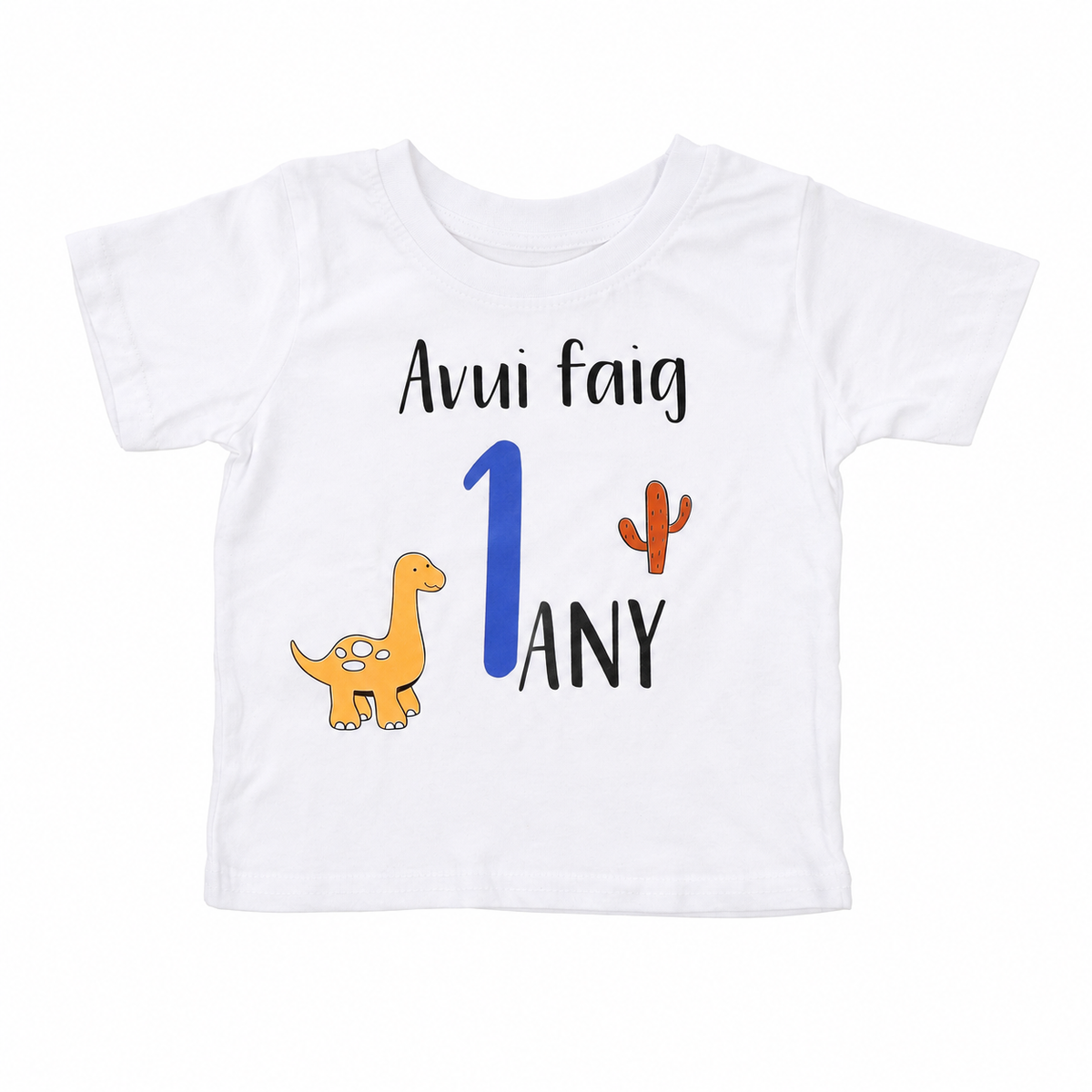 camiseta cumpleaños dinos sobre fondo blanco