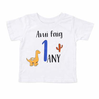 camiseta cumpleaños dinos sobre fondo blanco