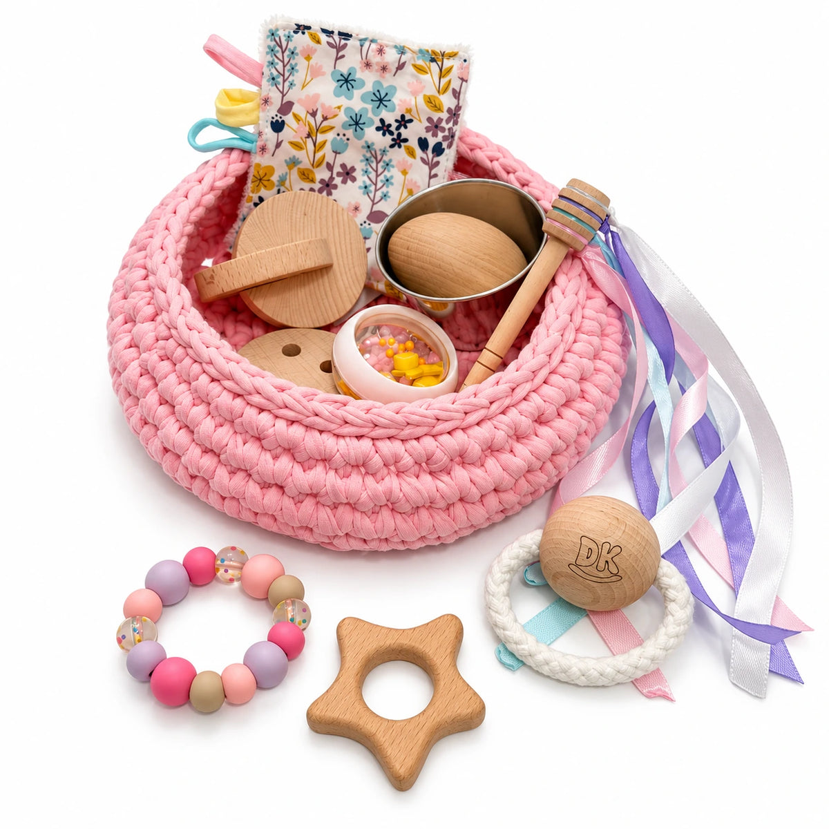 Cesto de los tesoros Blush Pink de trapillo rosa: detalle de la anilla de silicona, la estrella y la bola con cuerda.