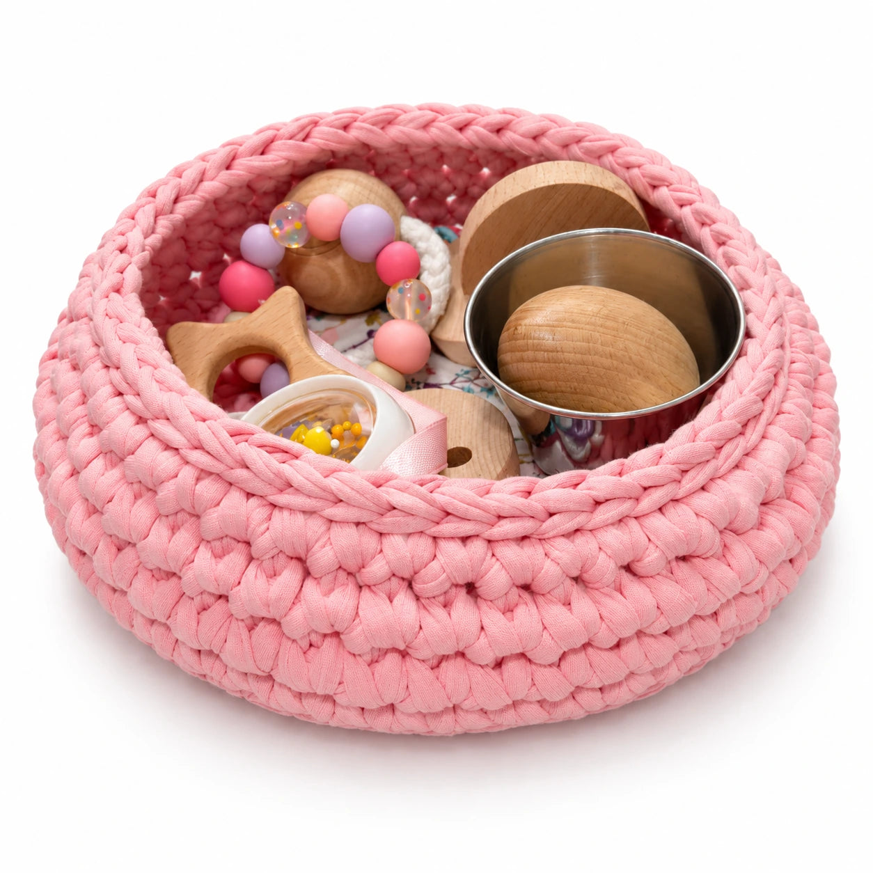 Cesto de los tesoros Blush Pink de trapillo rosa: vista del cesto con las piezas en su interior.