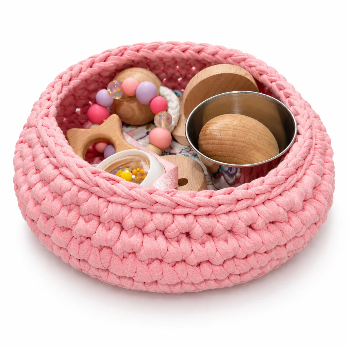 Cesto de los tesoros Blush Pink de trapillo rosa: vista del cesto con las piezas en su interior.