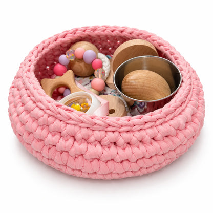 Cesto de los tesoros Blush Pink de trapillo rosa: vista del cesto con las piezas en su interior.