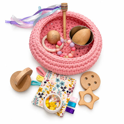 Cesto de los tesoros Blush Pink de trapillo rosa: conjunto con piezas de madera, cintas y trapito sensorial.