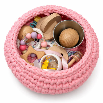 Cesto de los tesoros Blush Pink de trapillo rosa: vista superior de las piezas sensoriales.
