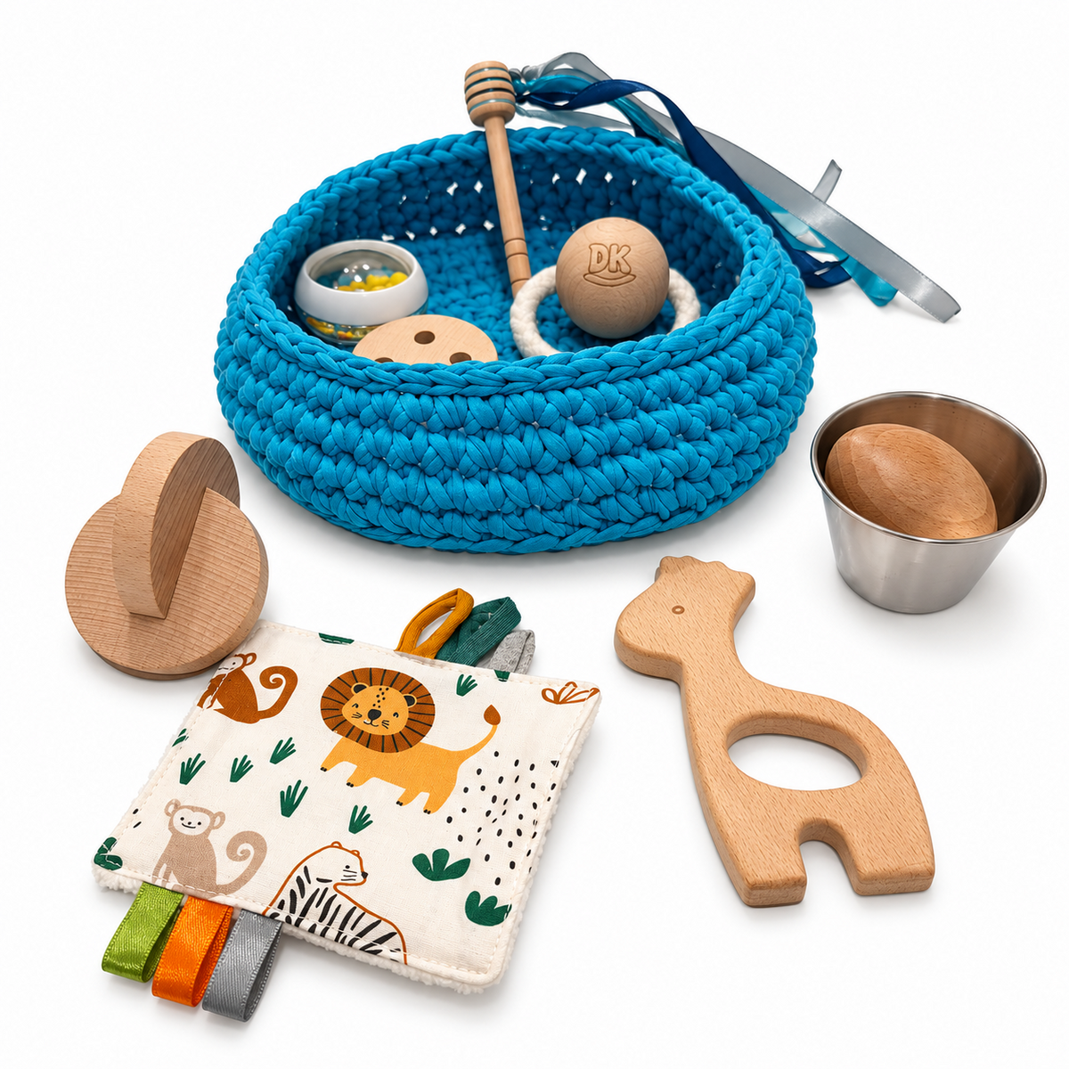 Conjunto Caribbean Blue con cesto artesanal, jirafa de madera y trapito estampado de animales sobre fondo blanco.