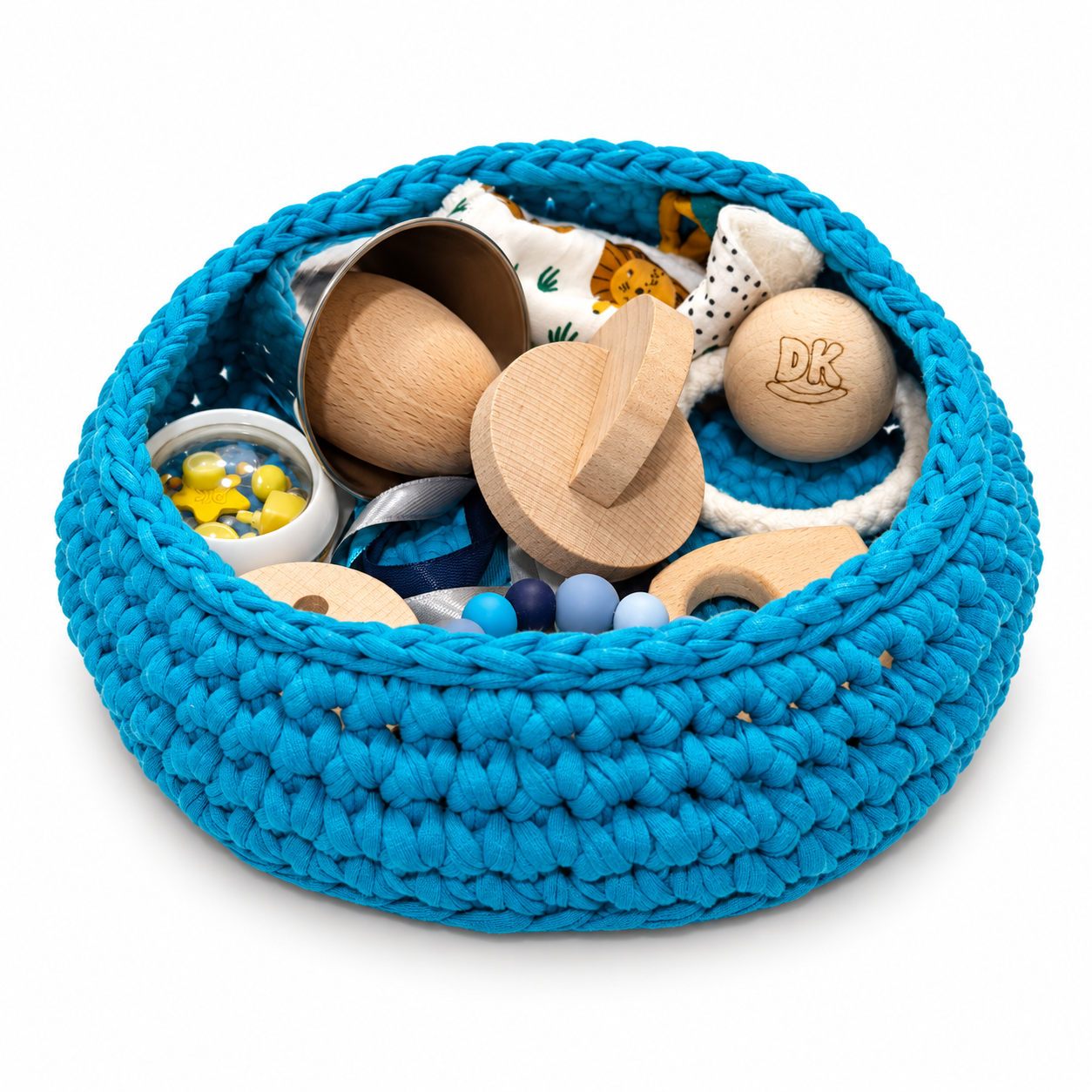Cesto Caribbean Blue con piezas recogidas, anilla de cuentas azules, tarrito amarillo y discos de madera.