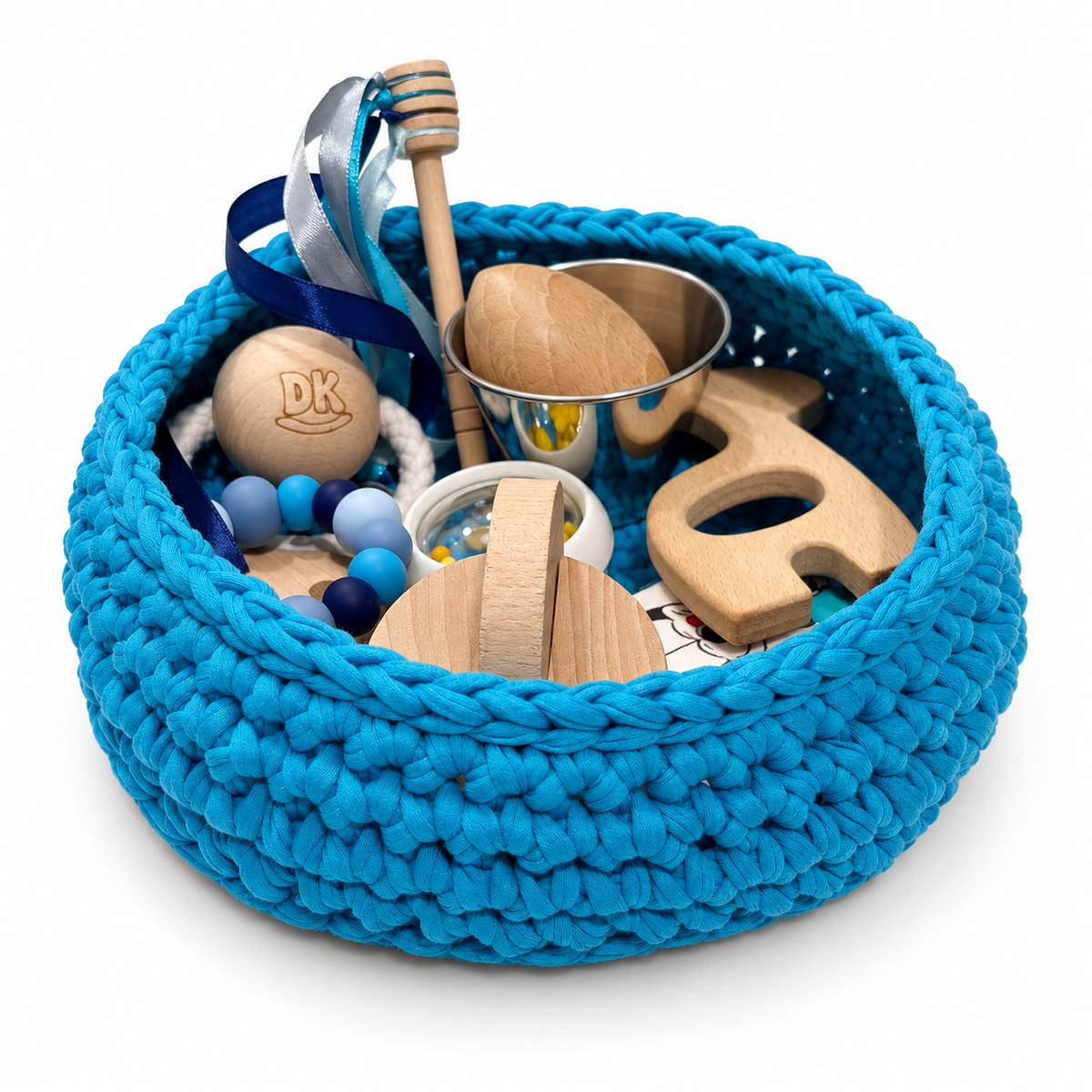 Cesto de los tesoros Caribbean Blue de trapillo azul turquesa vivo con piezas de madera y cintas azules.