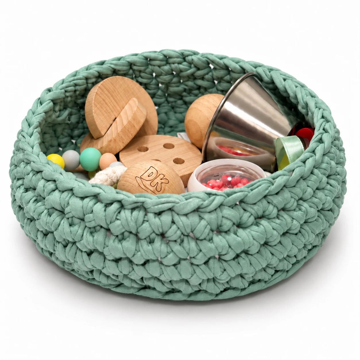Cesto de los tesoros Dark Mint de trapillo verde menta con las piezas recogidas en su interior.