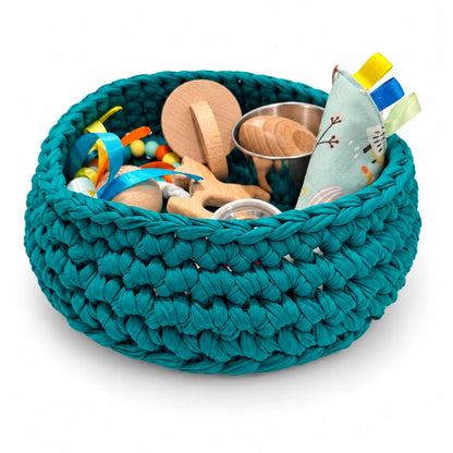 Cesto de los tesoros Ocean Blue de trapillo azul turquesa con sus piezas recogidas sobre fondo blanco.