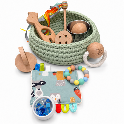 Cesto artesanal Soft Mint con las piezas sensoriales distribuidas en su interior y junto al cesto.