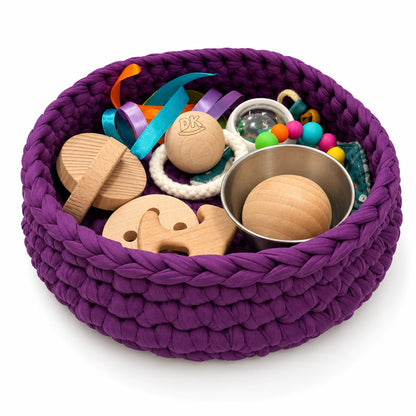 Cesto de los tesoros Velvet Plum de trapillo morado: vista del cesto con las piezas en su interior.