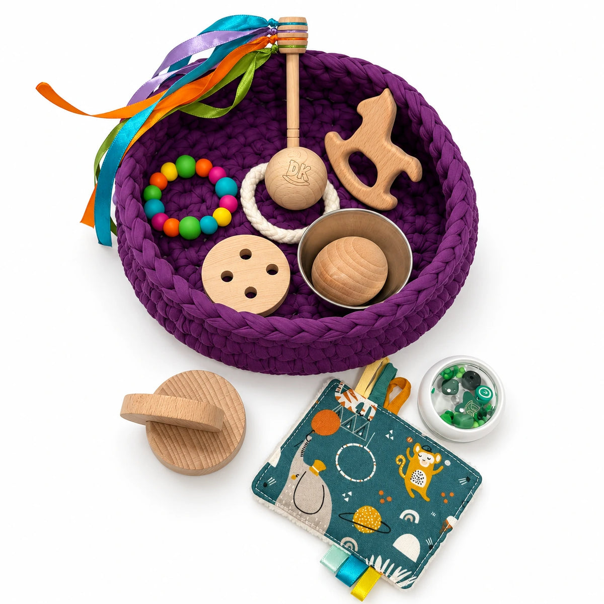 Cesto de los tesoros Velvet Plum de trapillo morado: conjunto con piezas de madera, cintas y trapito sensorial.