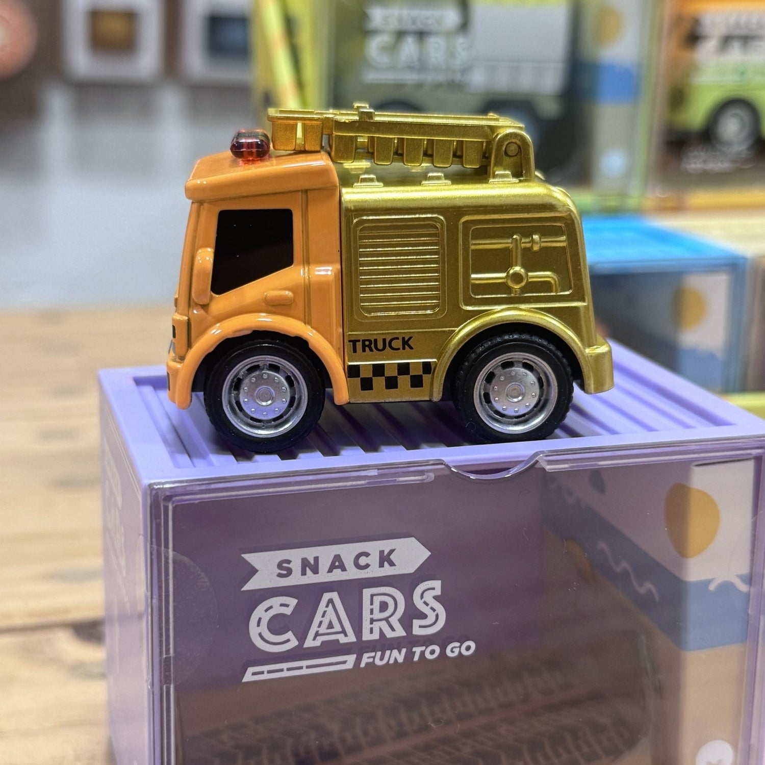 COCHE DE JUGUETE SNACK CARS ·CAMIÓN GRÚA· - Happy Moments Baby