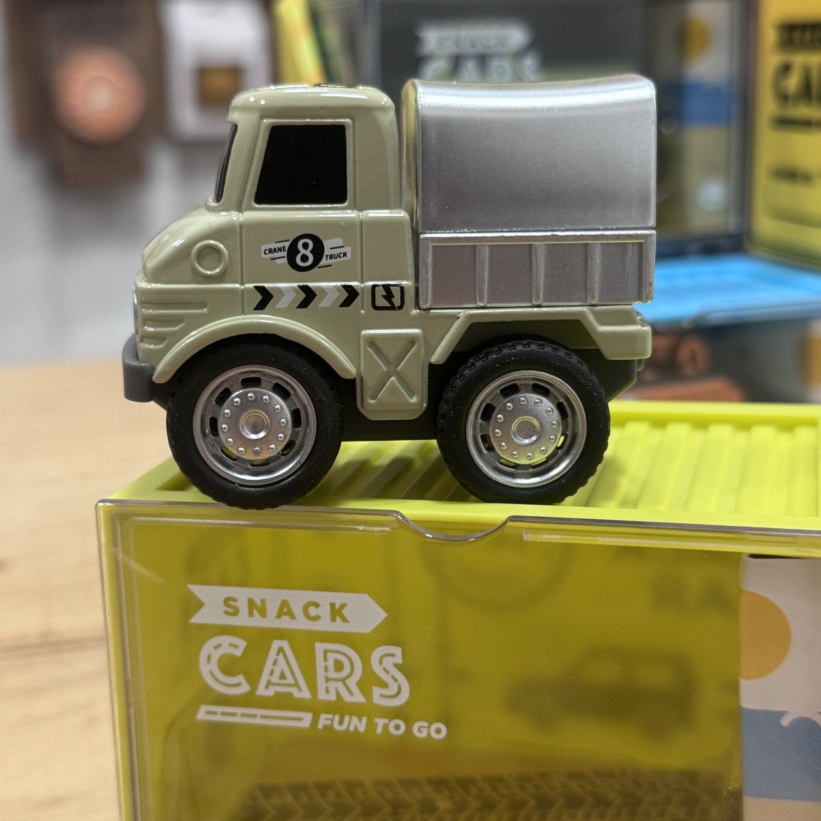 COCHE DE JUGUETE SNACK CARS ·CAMIÓN KAKI· - Happy Moments Baby