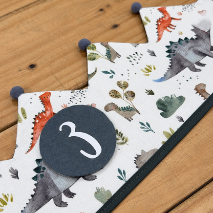 Corona Dinos extendida sobre madera: detalle del estampado y del número