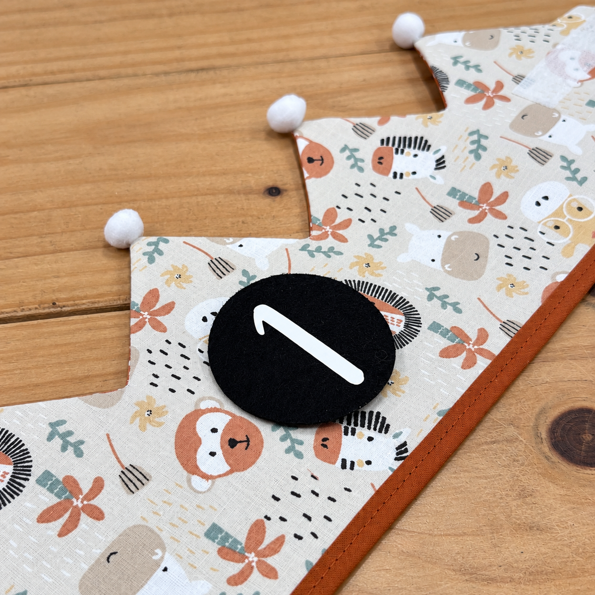 Corona Safari extendida sobre madera: detalle del estampado y del número