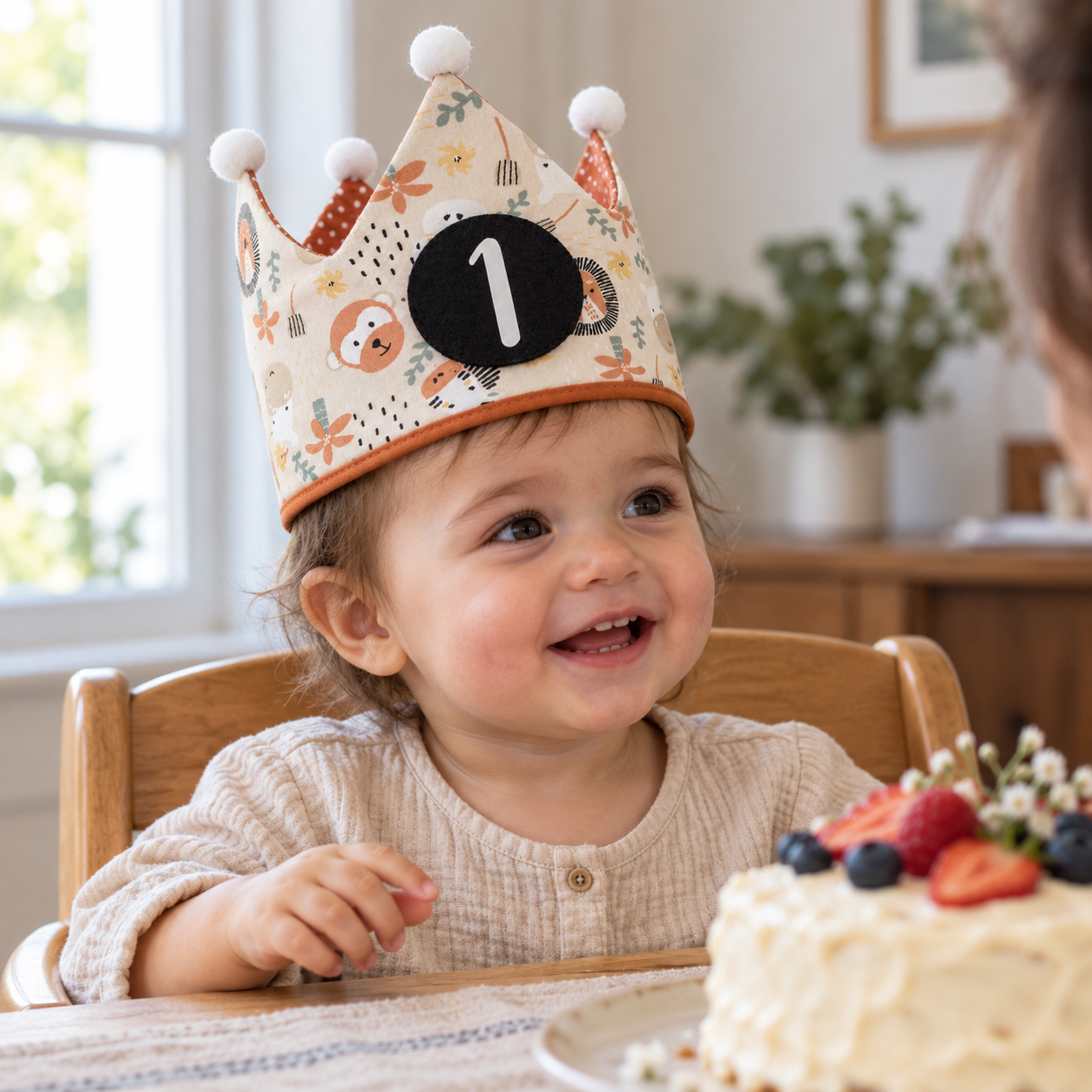 Bebé con la corona Safari en una celebración de primer cumpleaños