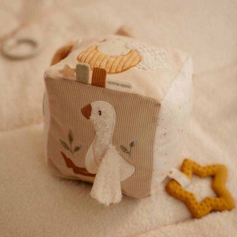 CUBO BLANDITO SENSORIAL DE ACTIVIDADES LITTLE DUTCH ·NEWBORN NATURA· - Happy Moments Baby