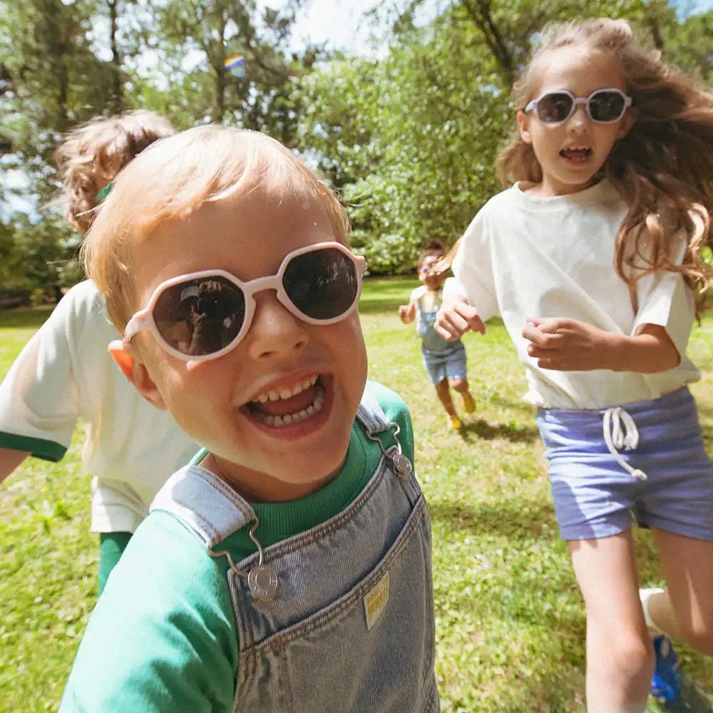 GAFAS FLEXIBLES DE PROTECCIÓN SOLAR (2 - 4 AÑOS) ·OOZZ BLUSH PINK· - Happy Moments Baby