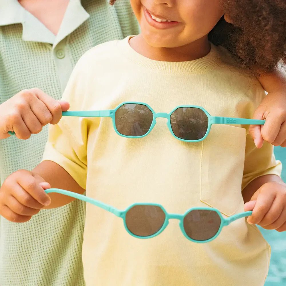 GAFAS FLEXIBLES DE PROTECCIÓN SOLAR (2 - 4 AÑOS) ·OOZZ DENIM· - Happy Moments Baby