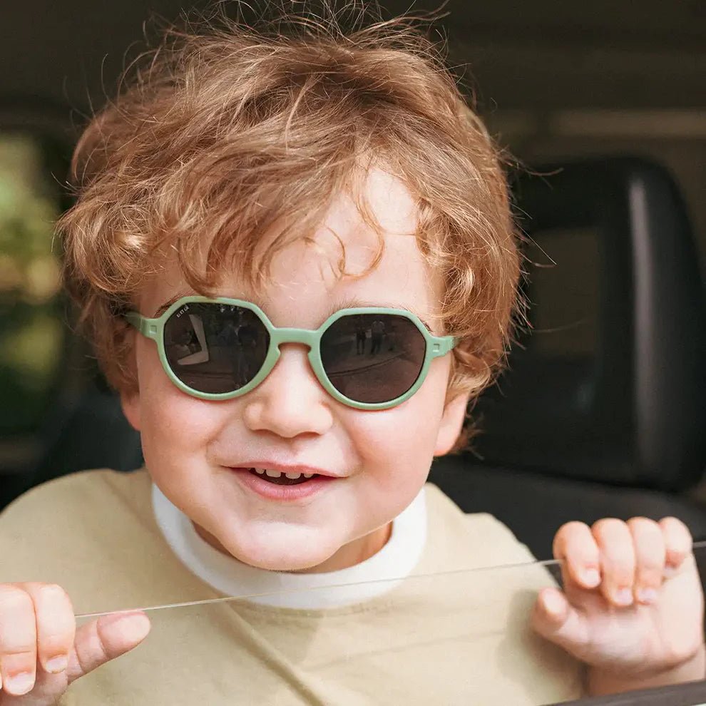 GAFAS FLEXIBLES DE PROTECCIÓN SOLAR (2 - 4 AÑOS) ·OOZZ KAKI· - Happy Moments Baby