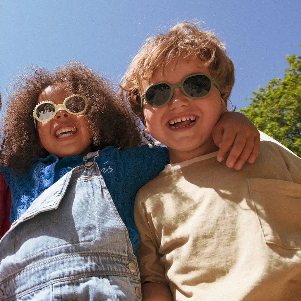 GAFAS FLEXIBLES DE PROTECCIÓN SOLAR (2 - 4 AÑOS) ·OOZZ KAKI· - Happy Moments Baby